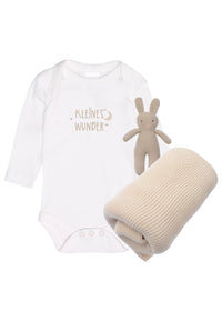 3 teiliges Geschenkset mit Amineckbody in weiß mit "kleines Wunder" Aufdruck, einem kleinen Strickhasen mit integrierter Rassel und einer wunderschönen Strickdecke in beige.