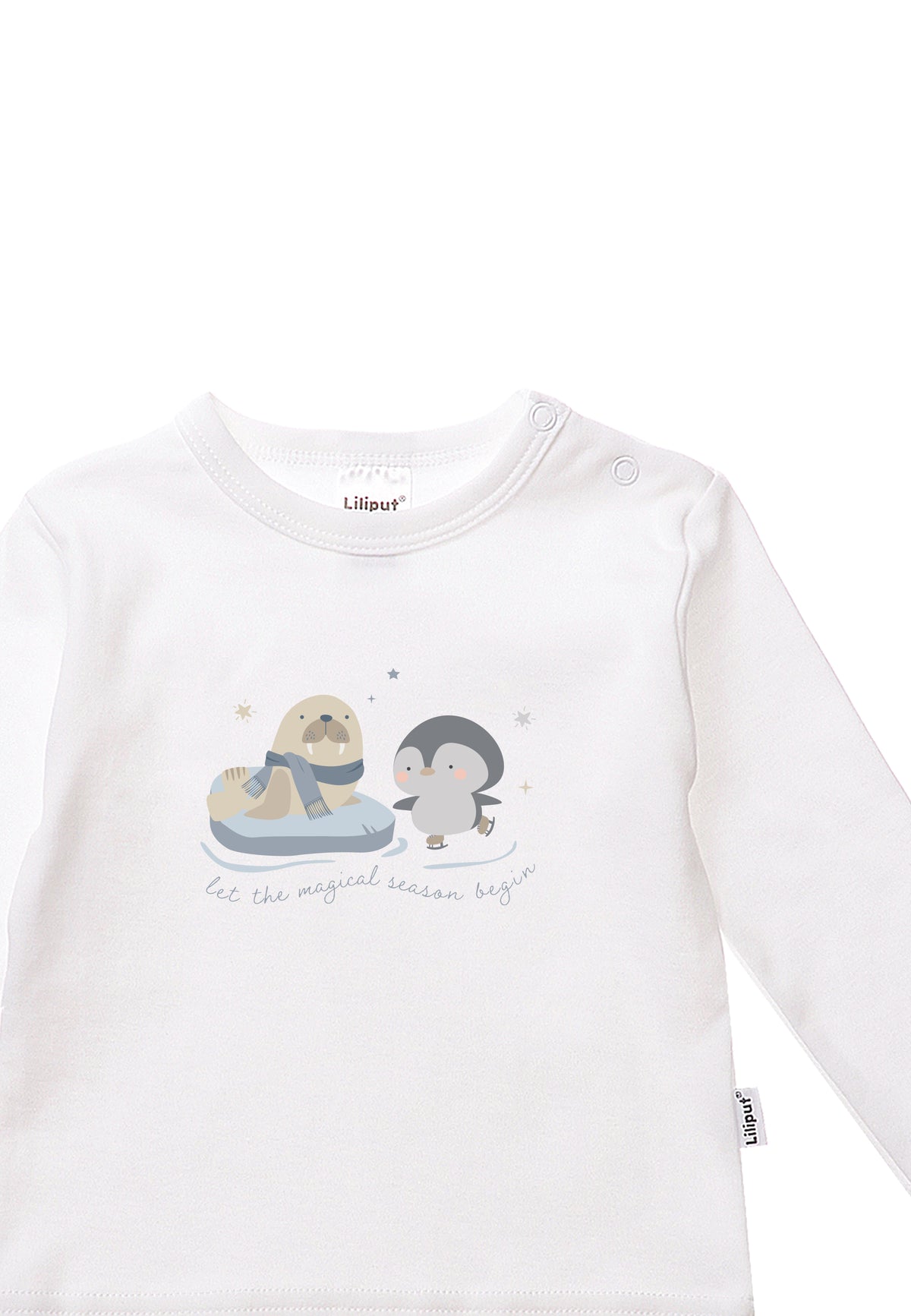 Detailansicht des Langarmshirts in weiß mit winterlichem Print "Robbe und Pinguin".