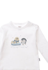Detailansicht des Langarmshirts in weiß mit winterlichem Print "Robbe und Pinguin".