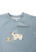 Detailansicht des Tieraufdrucks auf dem hellblauen, kuschelweichen Sweatshirt.