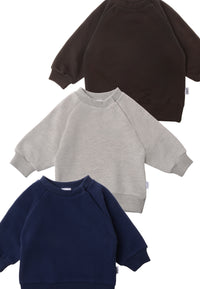 nähere aufnahme von den 3 Sweatshirts in braun, graumelange und marineblau