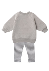 Rückseite vom 2tlg. Set mit Sweatshirt graumelange und "Croissant" als Druck und Leggings schwarz gestreift in der Farbe ecru