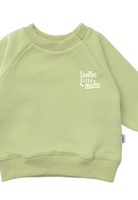 Detailansicht des Sweaters in hellgrün mit dezentem Aufdruck "Santas little Helper".