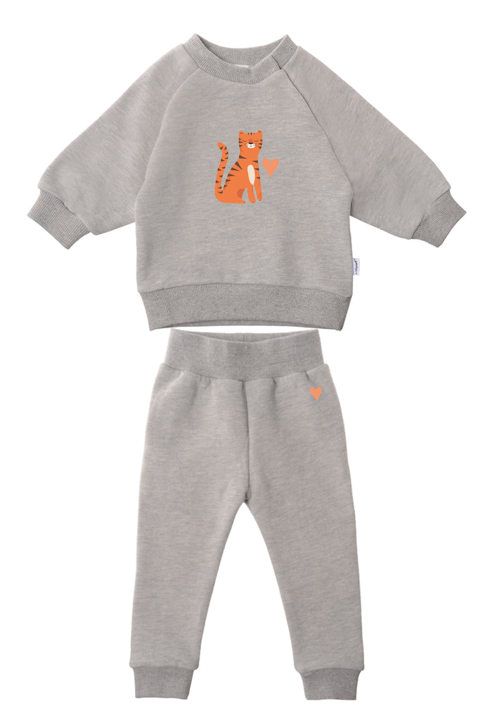 2teiliges Set aus Sweatshirt und Jogginghose in grau melange mit Tiger Print in orange und kleinem Herzchen auf der Jogginghose.