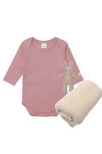 3 teiliges Geschenkset mit Amineckbody in rosenholz, Strickdecke in beige und kleinem Stofftierhasen mit integrierter Rassel.