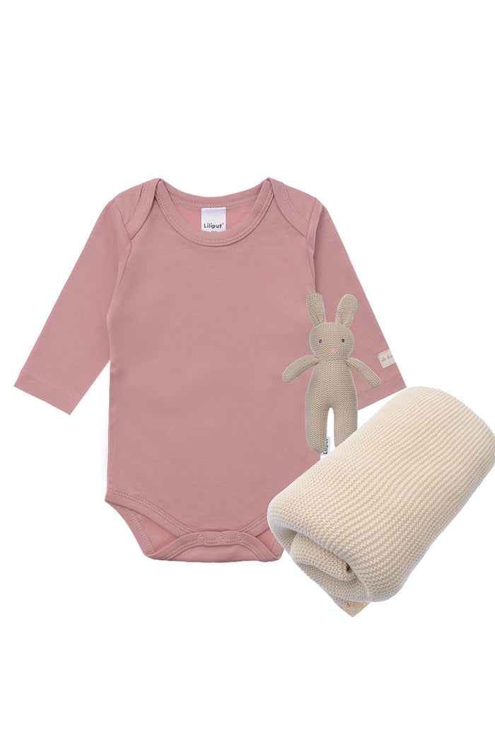 3 teiliges Geschenkset mit Amineckbody in rosenholz, Strickdecke in beige und kleinem Stofftierhasen mit integrierter Rassel.