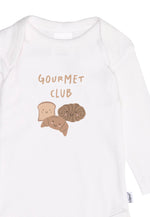 Detailfoto Druck weißer Langarmbody Schriftzug Gourmet Club mit Toast, Croissant und Franzbrötchen mit lächelnden Gesichtern