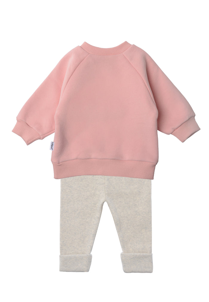 Rückseite der Outfitkombi in rosa und hellgrau
