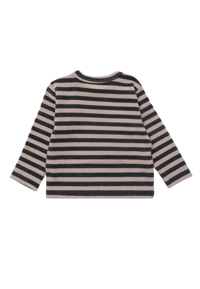 Rückansicht des gestreiften Langarmshirts aus einer weichen Rippenqualität die angenehm elastisch ist.
