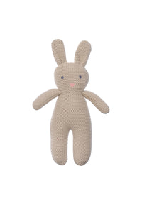 Der kleine Strickhase Lou in sanftem hellgrau ist super süß und regt dank der integrierten Rassel zum spielen an.