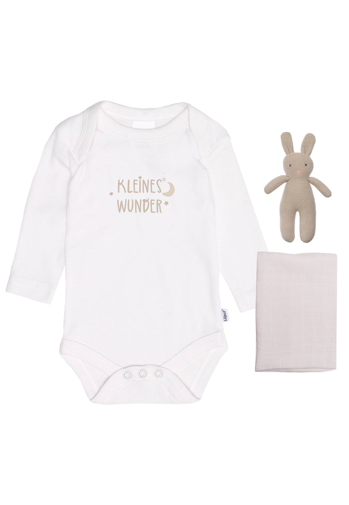 Das hochwertige 3-teilige Set besteht aus einem weichen Langarmbody mit niedlichem "Kleines Wunder" Aufdruck. Der Body hat einen Amineckausschnitt und drei Knöpfe im Schritt, die das An- und Ausziehen leicht machen. Abgerundet wird dieses tolle Set durch unseren Strickhasen "Lou" und einem Musselintuch in grau in 80x80cm aus hochwertiger Bambusviskose-Baumwollmischung. Das Set eignet sich als perfektes Geburtsgeschenk.