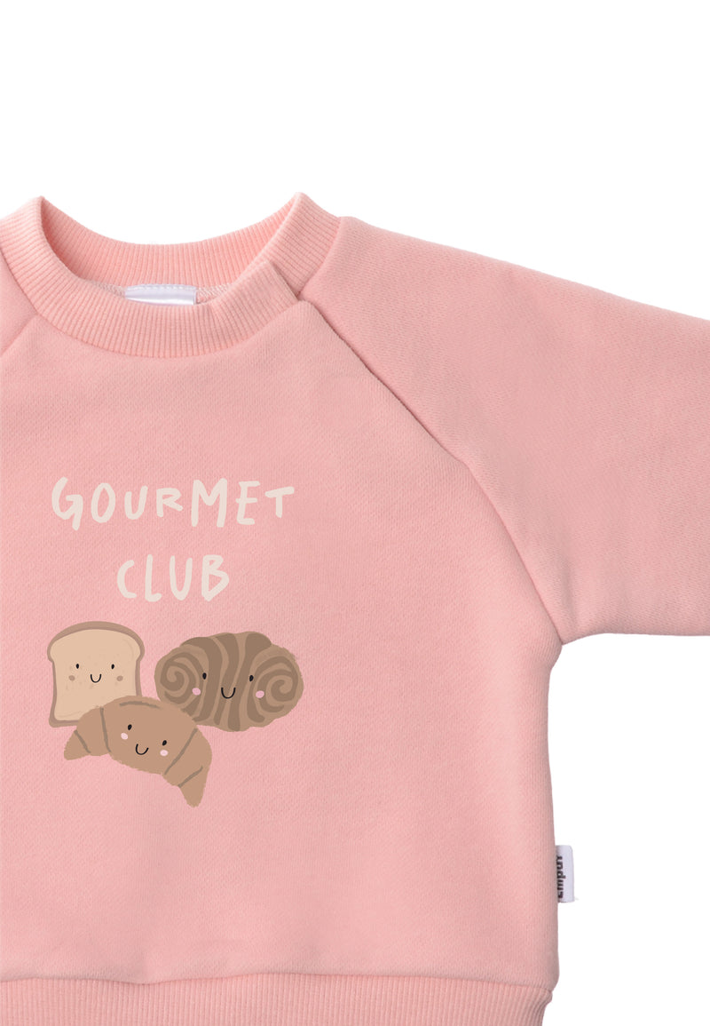 Detailansicht des rosa Sweatshirts mit Gourmet Club Print und lustigem Toast, Franzbrötchen und Croissant