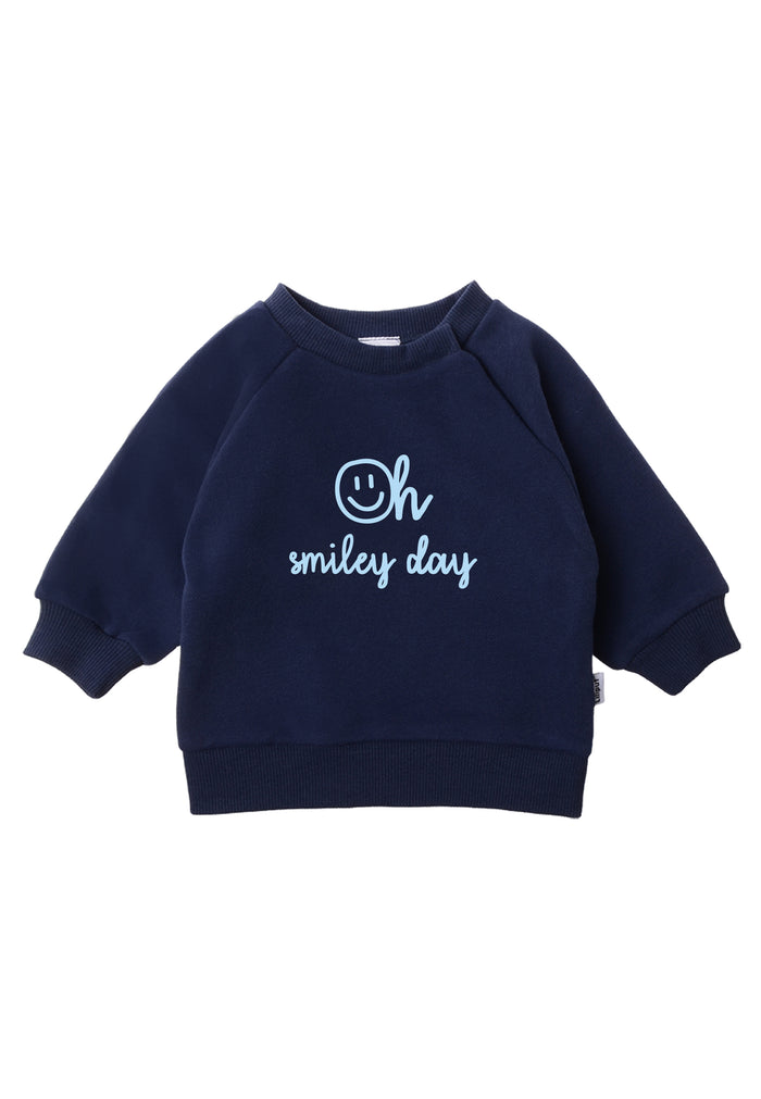 Frontseite des Sweatshirts in marine mit oh smiley day Aufdruck in hellblau.