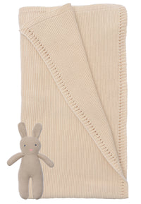 Die Strickdecke in beige, sowie der Strickhase in sanftem grau sind ein wundervolles Geschenk zur Geburt.