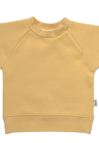 Detailansicht des cozy gelben Sweaters.