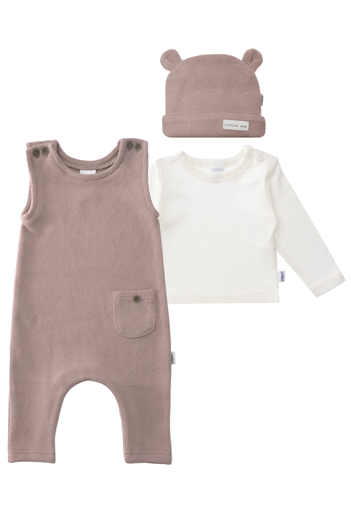 Das Set besteht aus einem weißen Langarmshirt, einer braunen Ribstrick Mütze und einem braunen Jumpsuit.