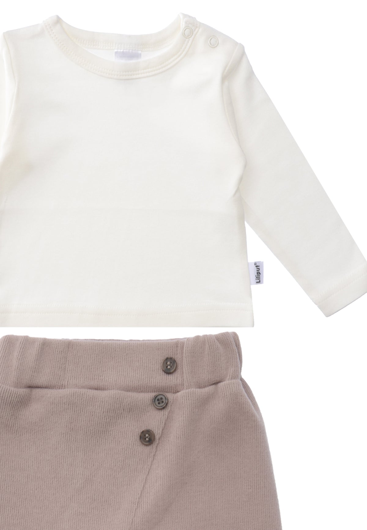 Detailfoto Zweiteiliges Set bestehend aus Langarmshirt in ecru mit zwei Druckknöpfen auf der Schulter für leichtes An.- und Ausziehen und Ribstrick Hose in braun mit schräger Naht und drei aufgesetzten Knöpfen. Mit umgeschlagenem Saum an den Füßen.