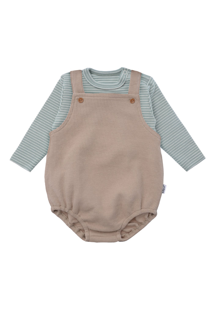 Babyset aus Latzhose in beige und Langarmshirt in schilf geringelt.