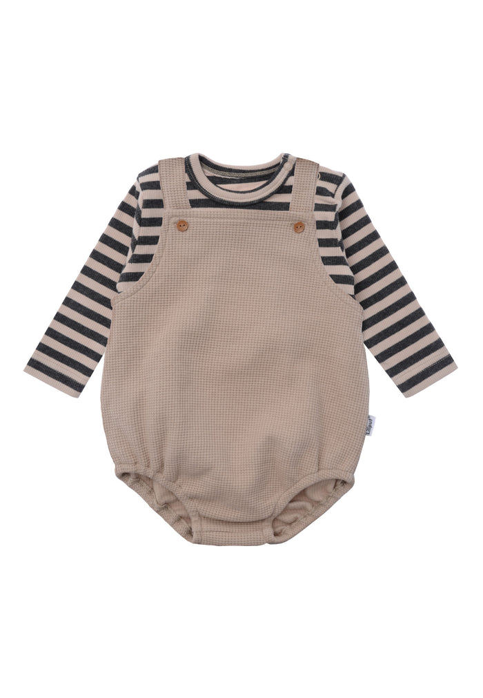 Niedliches Babyset aus Latzhose und Ringelshirt.