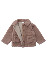 Lässige Details, wie Knöpfe, aufgesetzte Tascshen und der hübsche Kragen machen die Jacke zu einem Must-Have Teil für den Herbst.