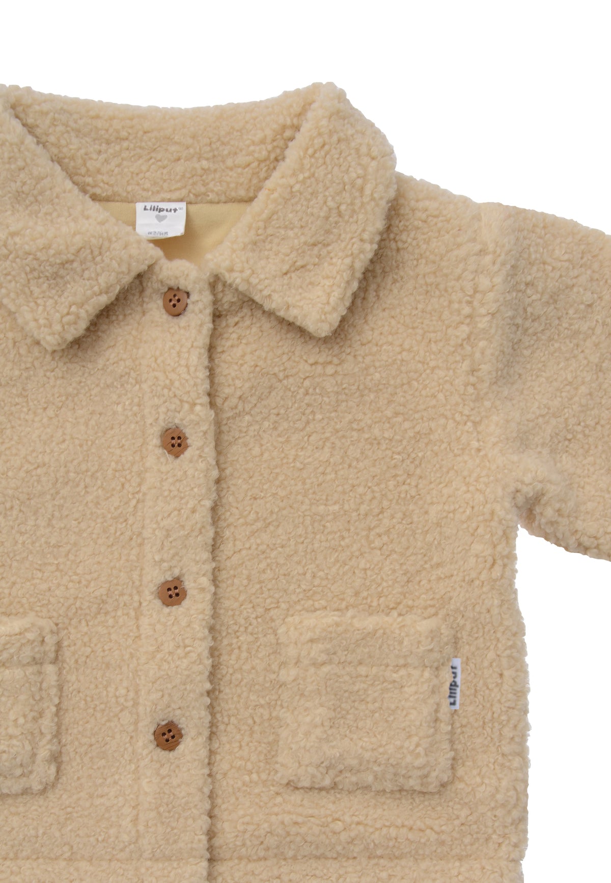 Detailansicht der Übergangsjacke. Zu sehen sind die Knöpfe zum Schließen, aufgesetzte Tasche und der hübsche Kragen.