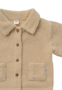 Detailansicht der Übergangsjacke. Zu sehen sind die Knöpfe zum Schließen, aufgesetzte Tasche und der hübsche Kragen.