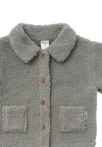 Bouclèfleece Jacke mit Knöpfen zum schließen.