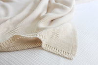 Strickdecke in sanftem beige