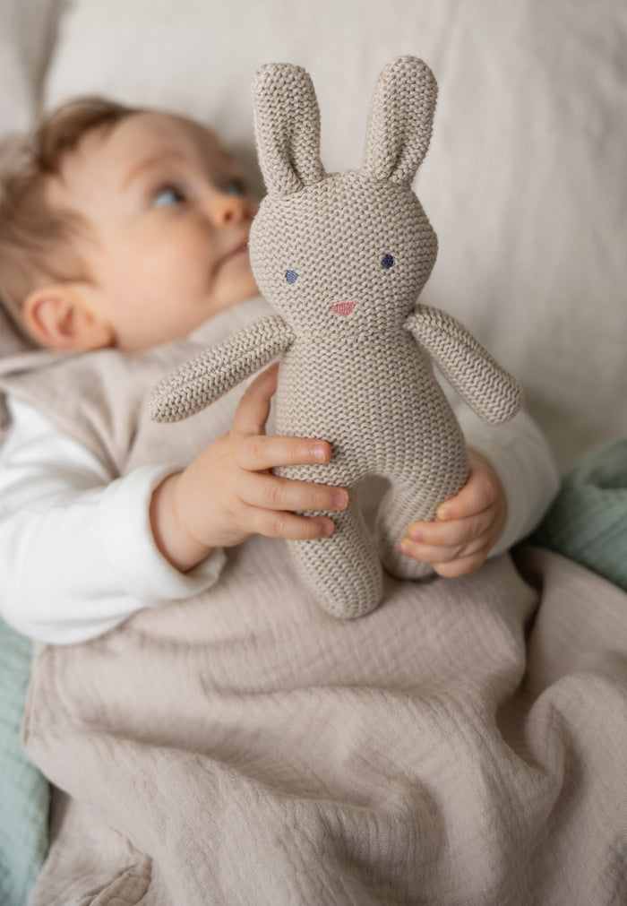 Erstausstattungsset mit Strickhase und Musselinschlafsack