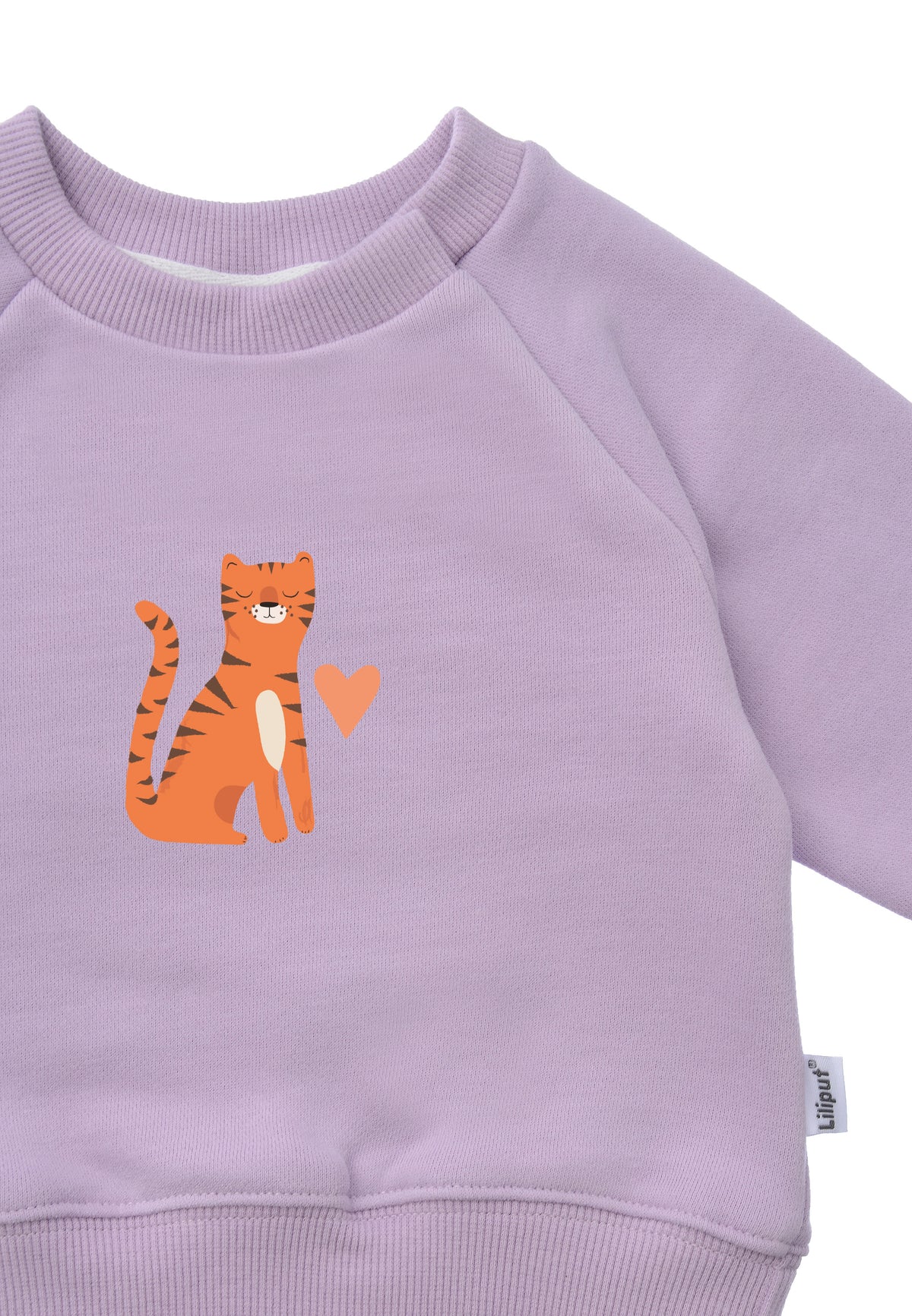 Detailansicht des kuschelig weichen Sweatshirts in flieder mit weichen Ribbündchen am Halsausschnitt, den Ärmeln und am unteren Saum, für einen bequemen Tragekomfort.