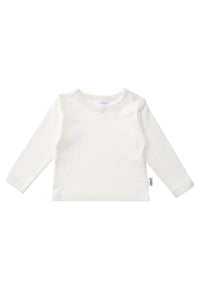 Das weiße Langarmshirt ist aus 100% Baumwolle gefertigt.