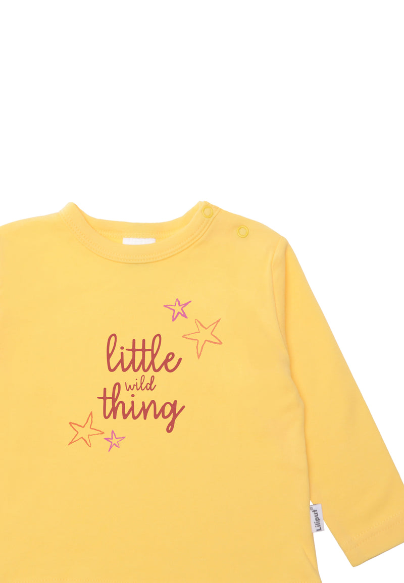 Detailansicht des gelben Shirts mit Print "little wild thing".