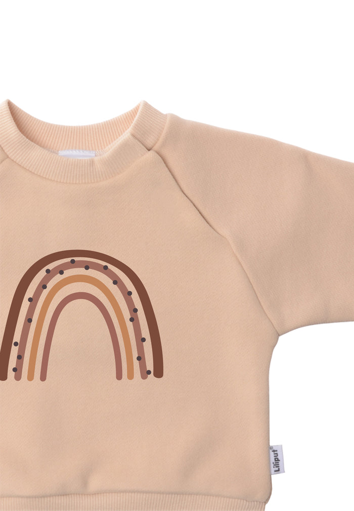 Detailaufnahme beiges Sweatshirt mit Regenbogen Print in braun Farbtönen