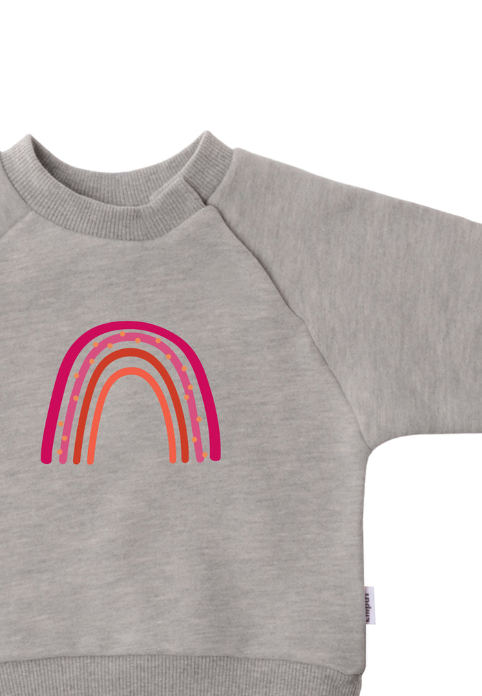 Detailfoto Sweatshirt in grau mit Regenbogen Print in pink und orange Farbtönen.