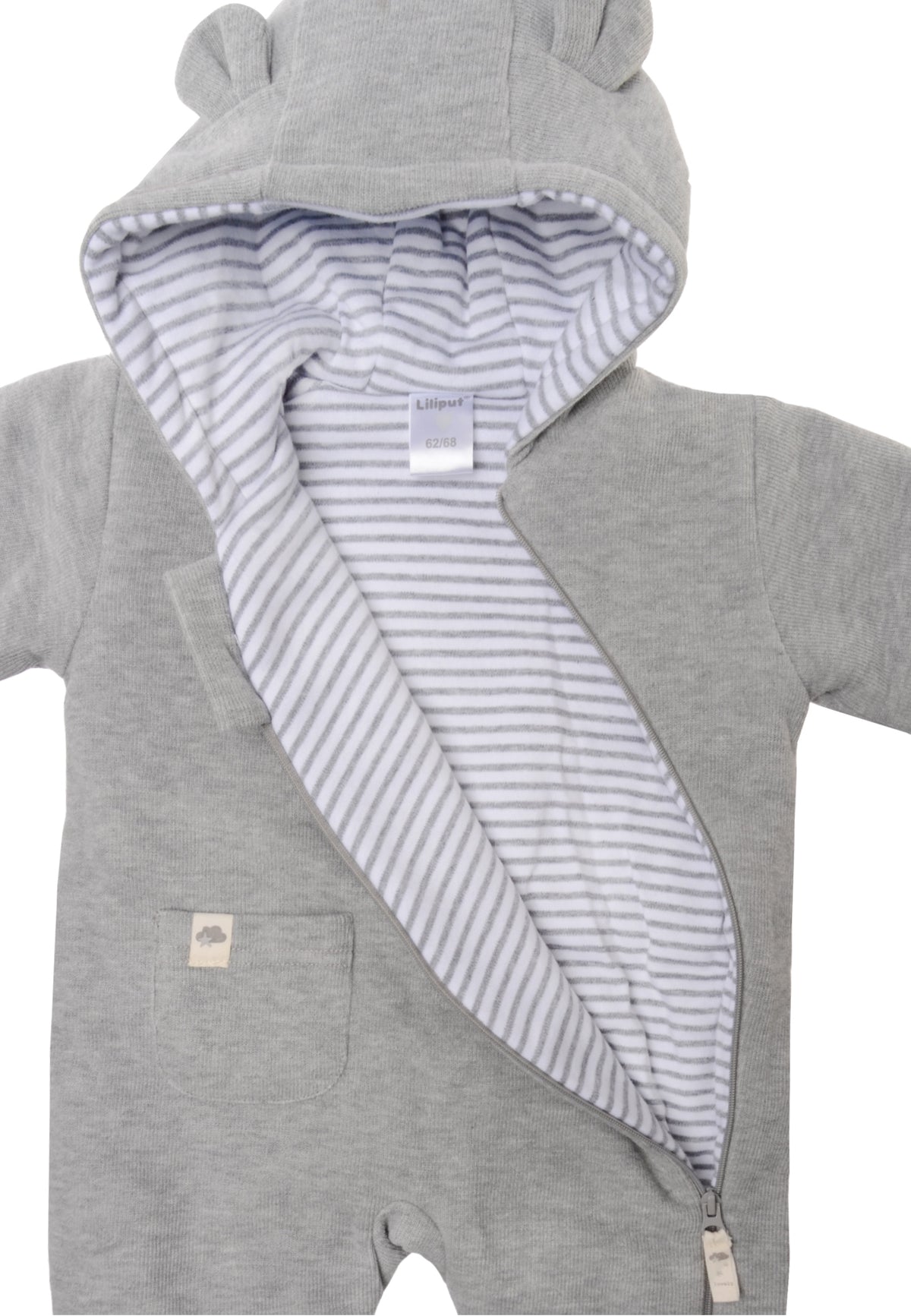 Detail Reißverschluss und Futter des Baby Overalls.