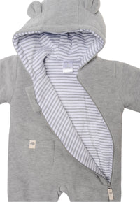 Detail Reißverschluss und Futter des Baby Overalls.