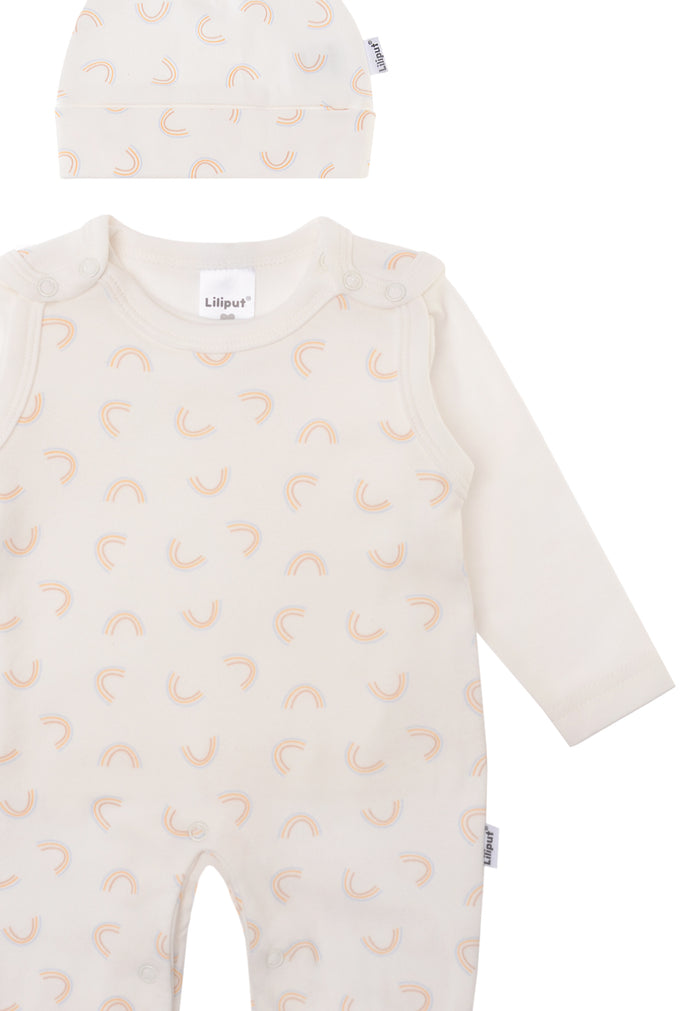 Detailansicht des dreiteiligen Babysets mit Strampler, Langarmshirt und Mütze.