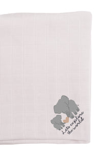 Detailaufnahme des grauen Bambusviskose/ Baumwoll Musselintuchs mit Print.