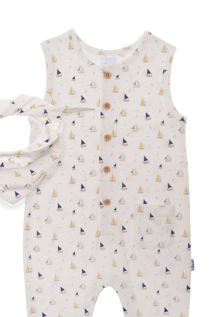 Detailansicht des Jumpsuits ohne Ärmeln mit praktischen Holzknöpfen und passendem Halstuch mit Patch "oh happy day":