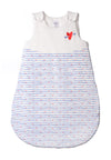 Schlafsack für Babys in unterschiedlichen Längen mit Knöpfen und Reißverschluss an der Seite. Design:  blaue Streifen mit roten Herzchen und Herz Stickerei