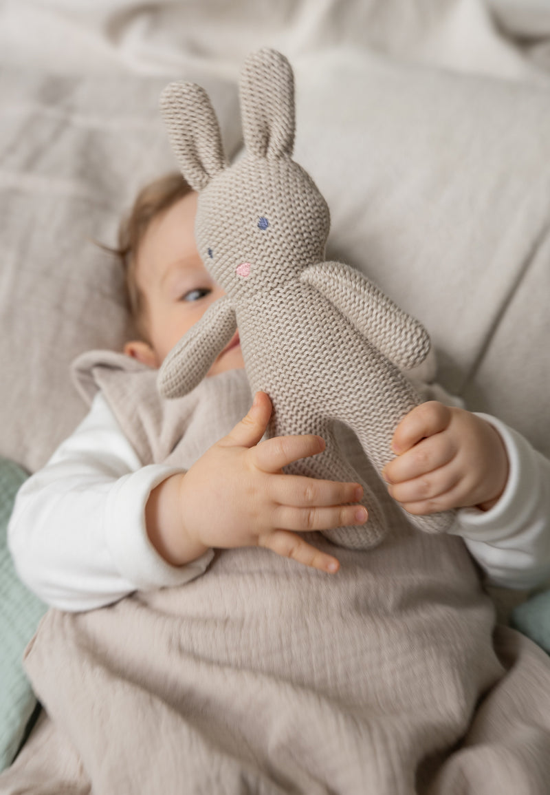 Accessoires wie Schmusetücher und niedliche Kuscheltiere.