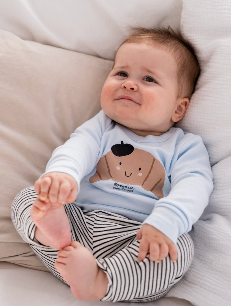 Baby Boy mit kuscheligem Langarmshirt