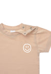 Detailansicht des beigen T-Shirts mit lustigem Smiley Print.