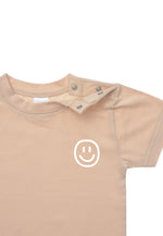 Detailansicht des beigen T-Shirts mit lustigem Smiley Print.