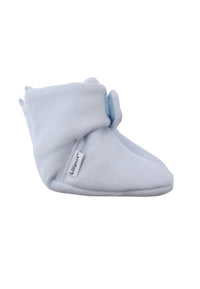 Babyschuhe in hellblau mit weicher Wattierung.