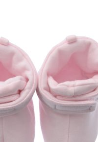 Detailansicht der Babyschuhe mit Klettverschluss.