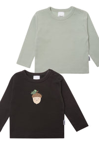 nahaufnahme Langarmshirts in schilf und anthrazit mit einer nuss als druck