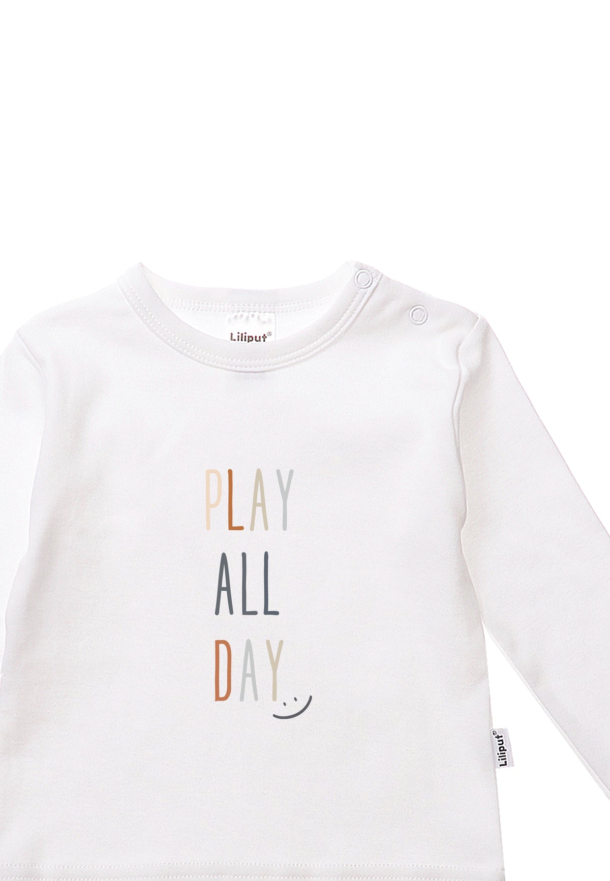 Detailansicht des weißen Langarmshirts mit fröhlichem play all day Print.
