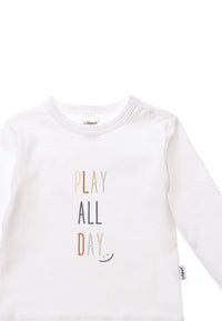 Detailansicht des weißen Langarmshirts mit fröhlichem play all day Print.