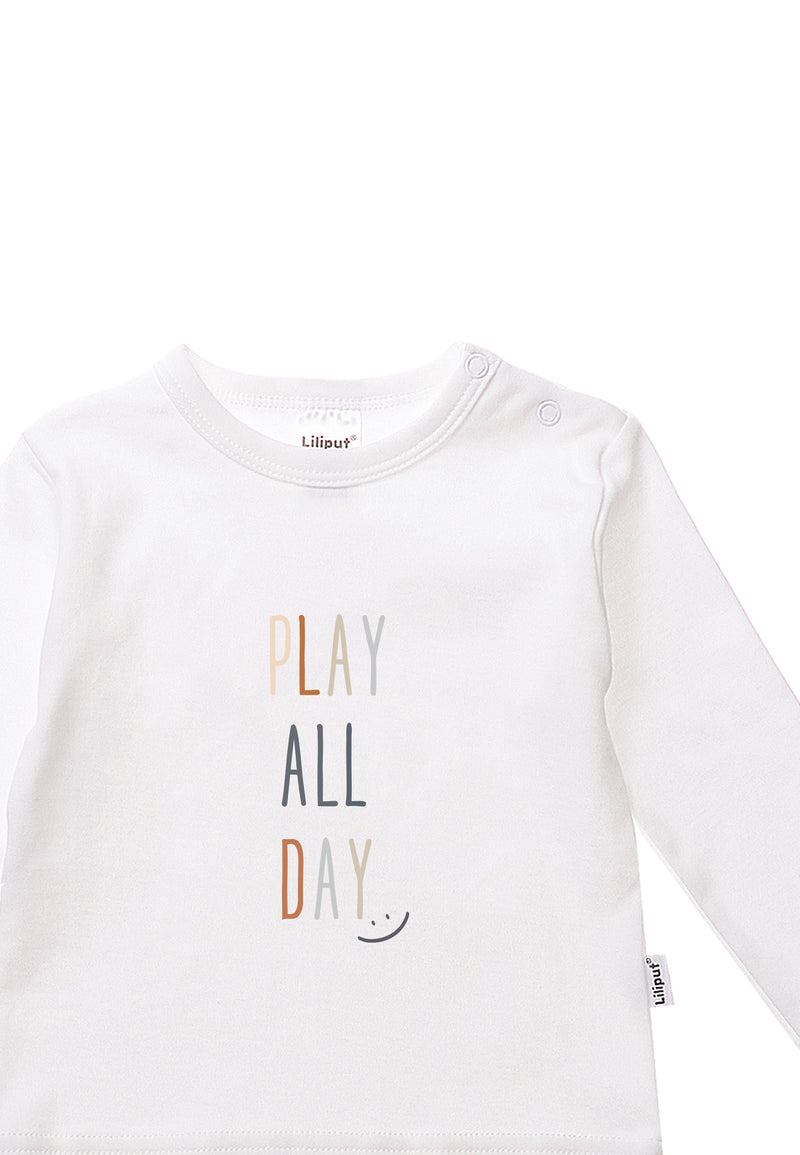 Detailansicht des weißen Langarmshirts mit fröhlichem play all day Print.
